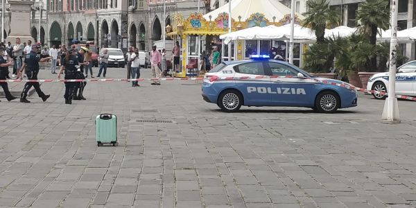 Genova, trolley sospetto in piazza Caricamento: artificieri al lavoro