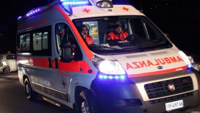 Genova, scontro nella notte fra un'ambulanza e uno scooter in corso Europa