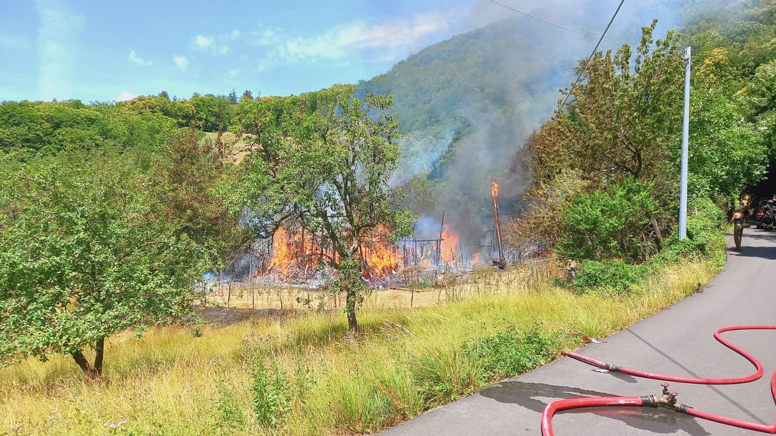 Busalla, in fiamme una cascina in via Costalovaia: vigili del fuoco al lavoro per ore