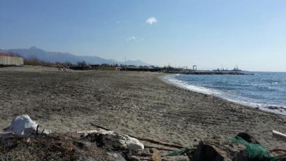 Marinella di Sarzana, anziano bagnante trovato morto in mare: la sua identità però è ancora un mistero