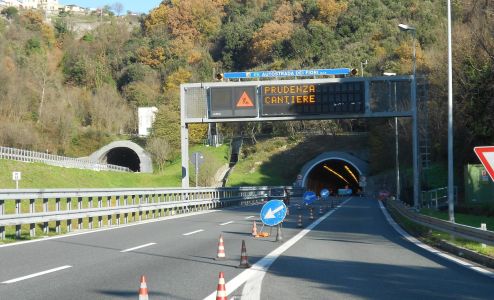 Autostrada A10, dopo l'incendio di questa mattina la galleria tra Andora e Albenga resterà chiusa sino a venerdì