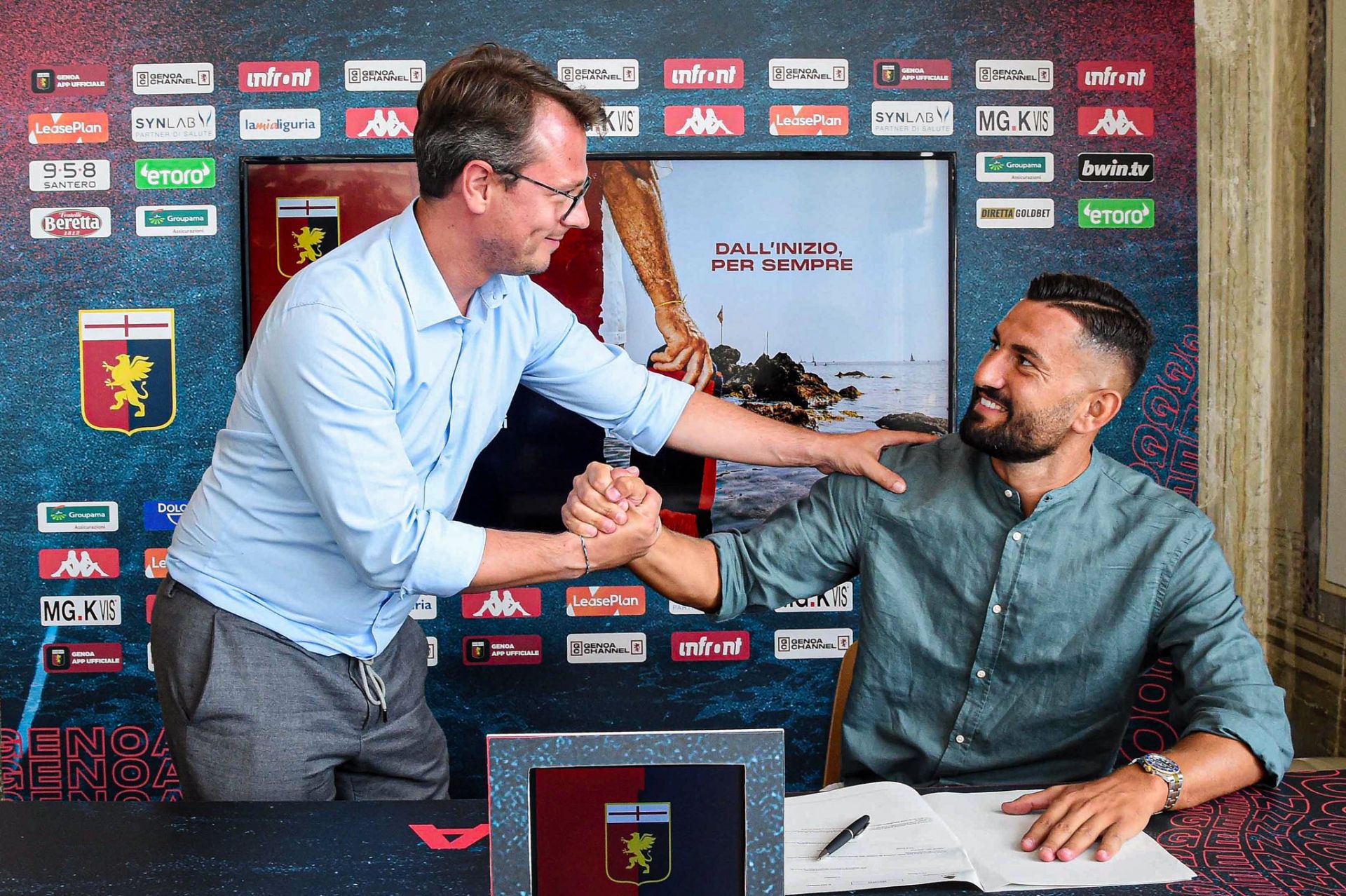 Genoa, Massimo Coda è il nuovo bomber rossoblu: la firma e il primo incontro coi tifosi