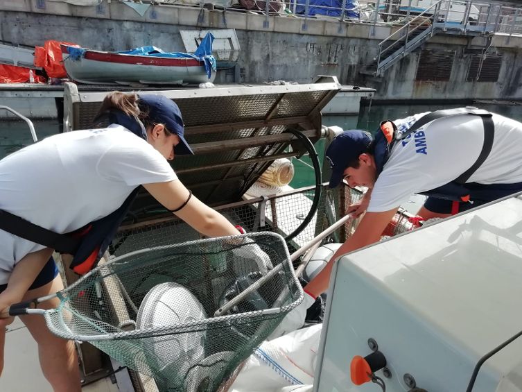Genova, riparte il servizio di raccolta dei rifiuti galleggianti in mare
