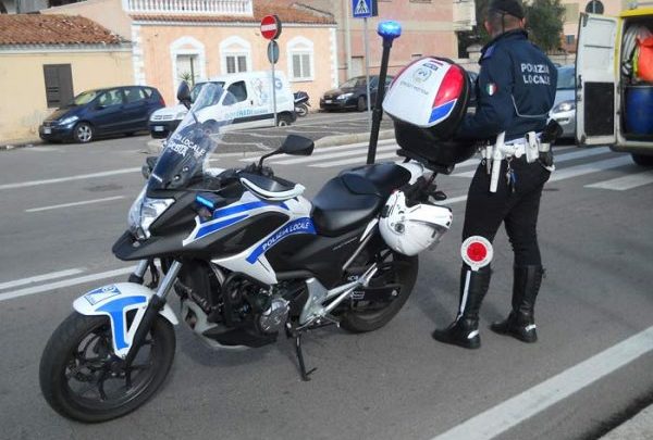 Genova, due pregiudicati fermati dalla polizia locale: stavano per rapinare le Poste di via Catalani