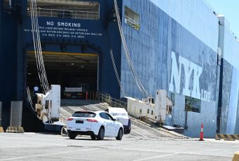 Porto di Civitavecchia, parte la spedizione delle prime 120 Maserati dirette in Oriente