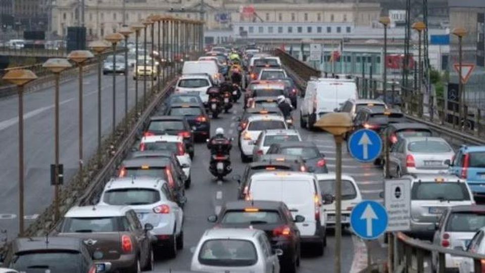Genova, bimbo di 11 mesi in gravi condizioni nell'auto bloccata nel traffico: la polizia stradale scorta l'auto dei genitori al Galsini