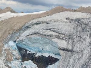 Marmolada, si stacca blocco di ghiaccio: otto morti e una ventina di dispersi