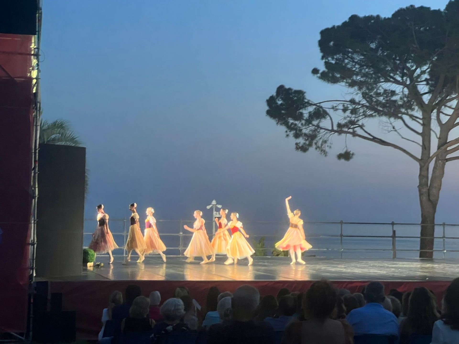 Festival di Nervi, la Giselle dei ballerini ucraini fa commuovere il pubblico