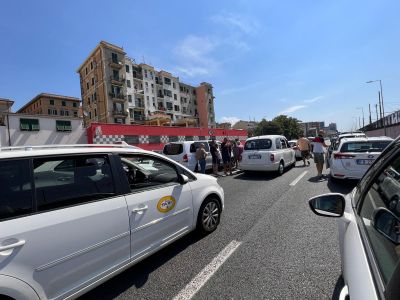 Genova, taxi ancora in sciopero: il corteo dall'aeroporto al centro città