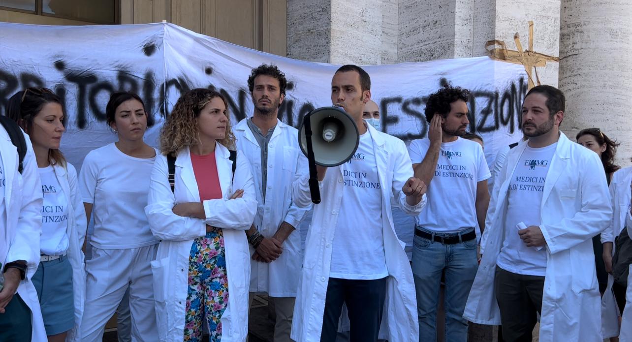 Genova, la protesta dei medici del territorio: "Siamo in via d'estinzione, problemi irrisolti da anni"