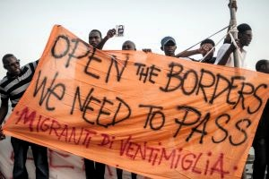 Ventimiglia, i no border manifestano per l'apertura delle frontiere: "Sostenere i migranti non è reato"