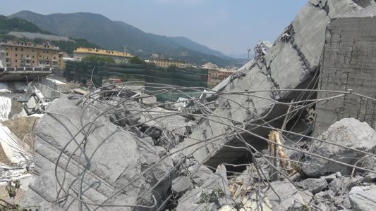 Genova, spostato il primo reperto del Ponte Morandi: pesa oltre 35 tonnellate