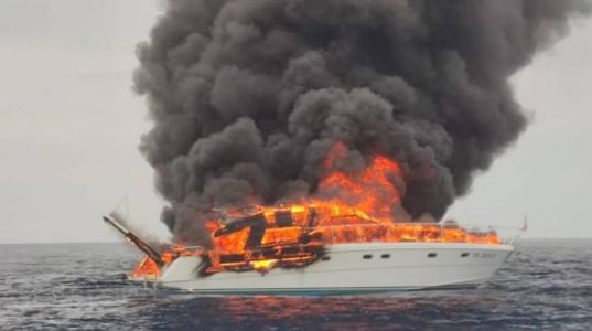 Bordighera, incendio a bordo di uno yacht: chiazze di olio in mare