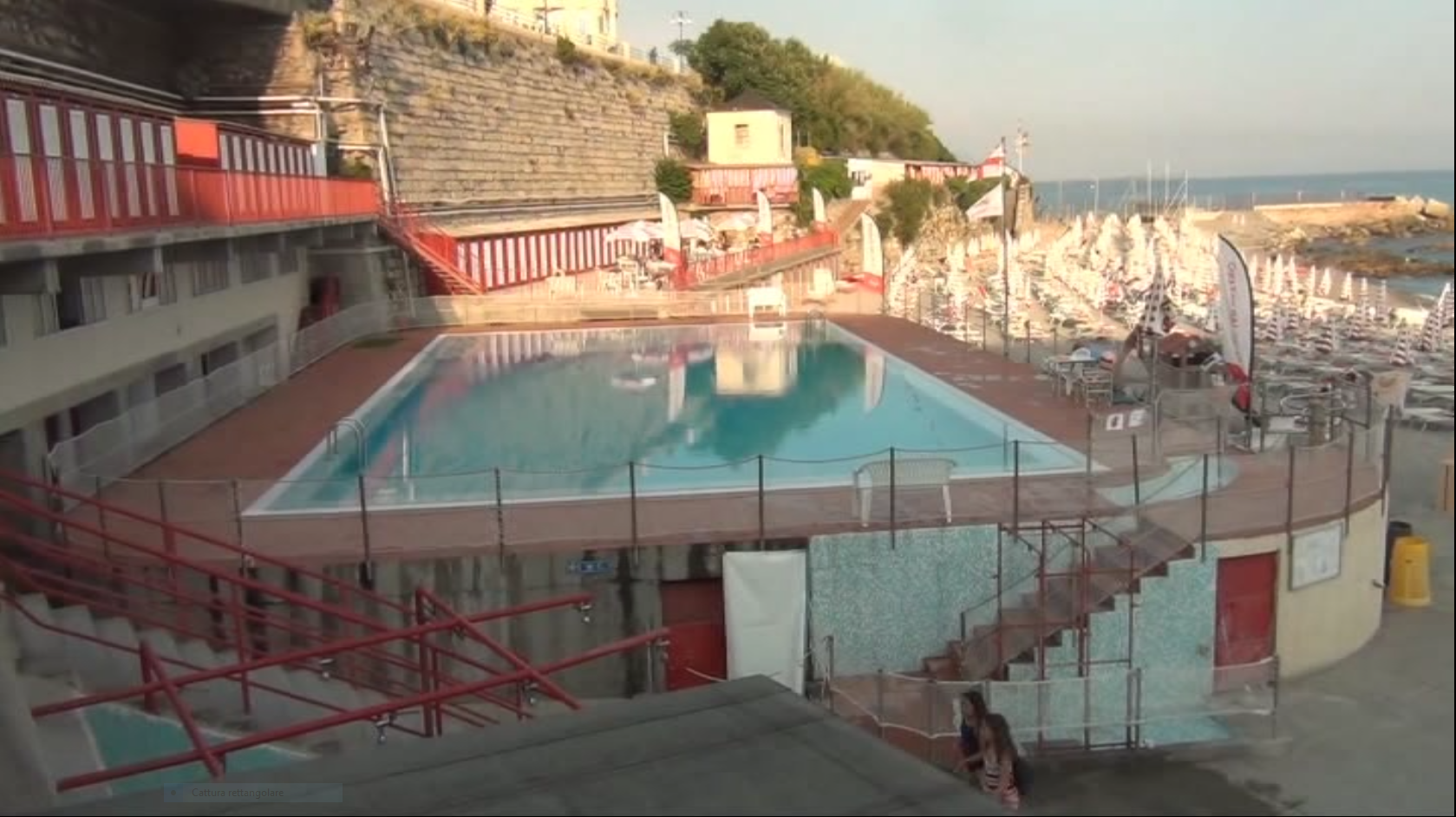 Genova, bambino rischia di annegare in piscina: ricoverato in terapia intensiva, la prognosi rimane riservata