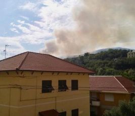 Genova, incendio a Scarpino vicino alle case: Canadair in azione per tutta la notte