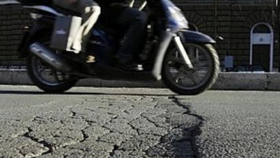 Lavagna, cade in scooter per una buca: chiesti 26 mila euro al Comune