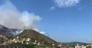 Genova, ancora fiamme a Scarpino: in azione i mezzi aerei