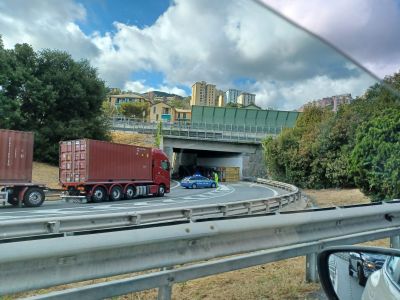 Genova, tir si ribalta a Voltri: sul posto Vdf, polizia e 118