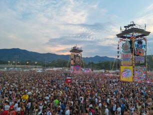 Villanova d'Albenga, Jovanotti celebra sul palco il matrimonio tra Sara e Silvia