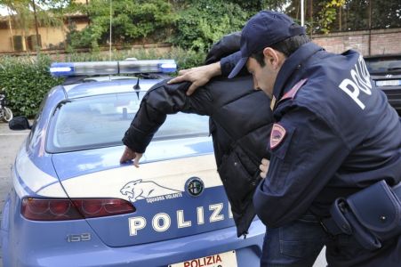 Savona, nasconde 700 grammi di cocaina e 83mila euro in contanti nel muro di casa: arrestato