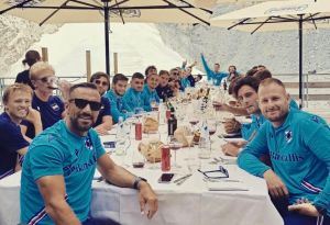 Sampdoria, gita in elicottero sul ghiacciaio: c'è anche Thorsby. Il video