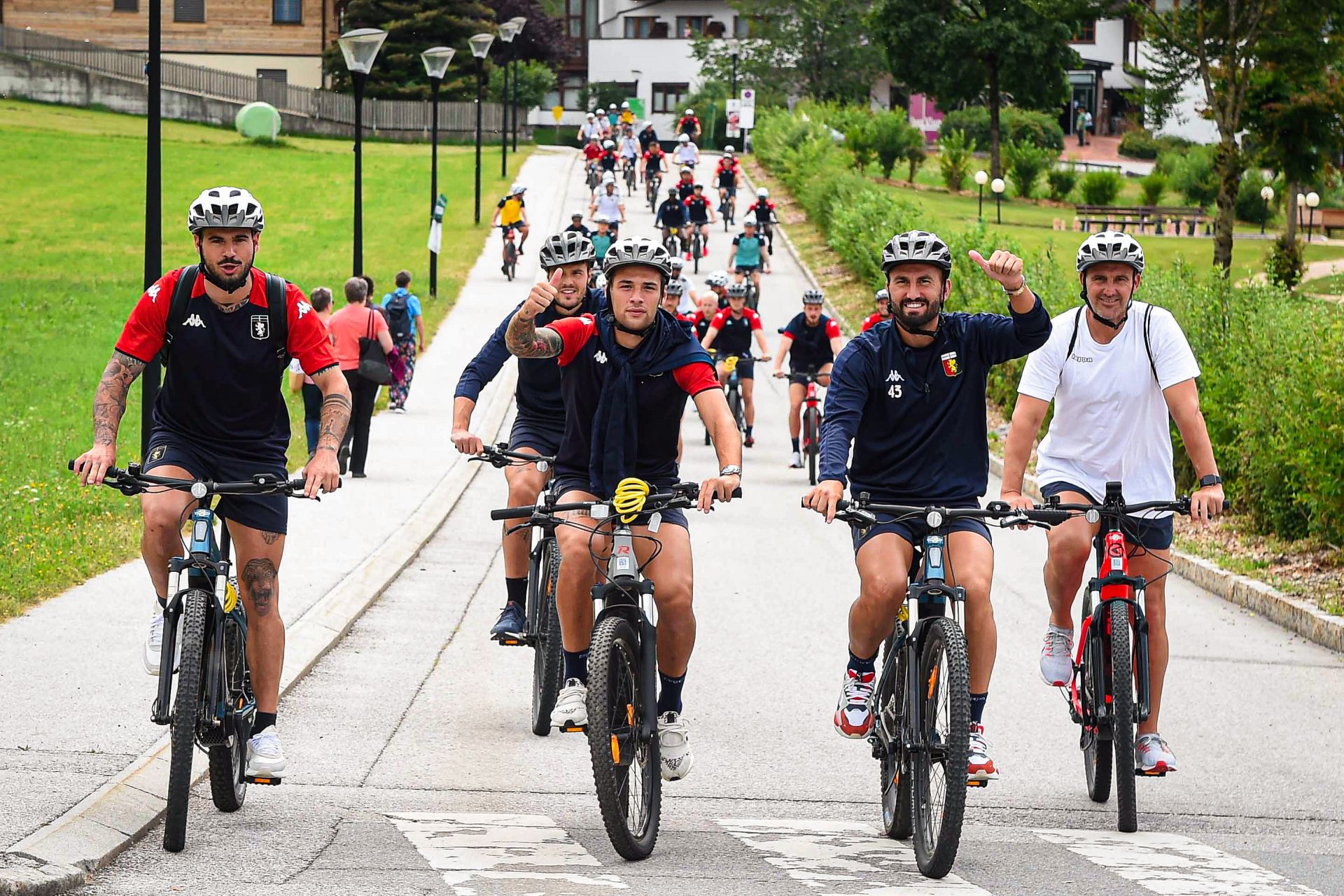 Genoa, un pomeriggio di libertà: i giocatori in gita in bici