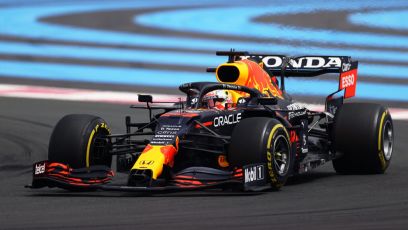 Gp di Francia, Verstappen trionfa e allunga in classifica. Leclerc in testacoda finisce contro le barriere