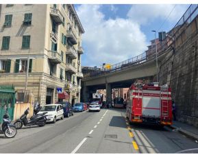 Genova, cadono calcinacci dalla facciata di un palazzo: intervengono i vigili del fuoco