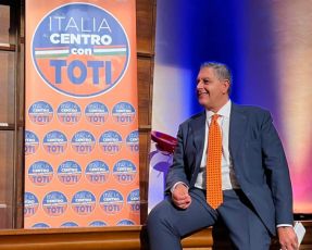 Elezioni politiche, Toti incontra gli amministratori arancioni: "Non possiamo permetterci l'instabilità"