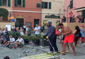 Boccadasse, con gli sci sulla passerella per disabili. La campionessa Goggia ride ma scoppia la polemica