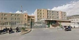 Sanremo, ancora tensione nel carcere: detenuto aggredisce poliziotto poi "scappa" sul tetto