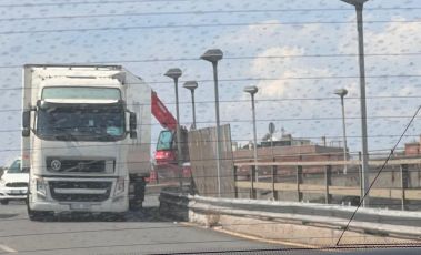 Genova, autista sbaglia strada e rimane bloccato con il camion sull'elicoidale 