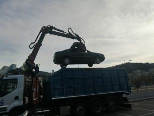 Genova, altre 13 carcasse di veicoli rimosse tra Voltri e il Cep