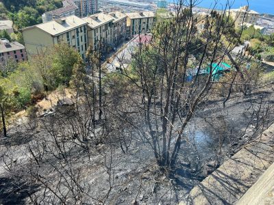 Genova, ancora fiamme sulle alture di Pra' nella stessa collina bruciata ieri