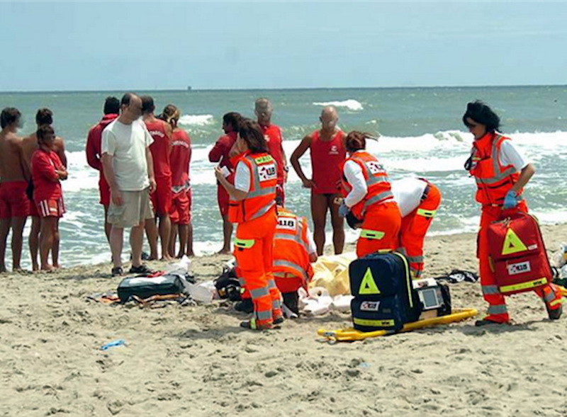Finale Ligure, donna di 72 anni muore per un malore sulla spiaggia libera del Castelletto