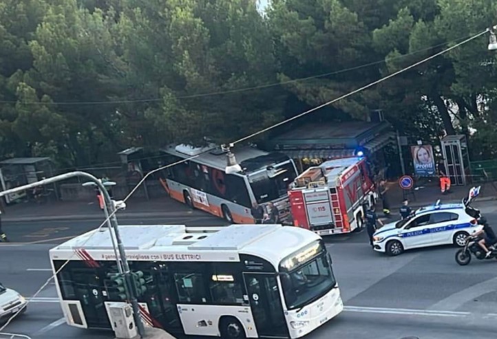 Genova, l'autista ha un malore: bus Amt sfiora un'edicola e si schianta contro un muretto