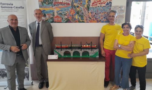 Genova, il trenino di Casella con i mattoncini Lego: l'opera di LiguriaBricks esposta nella stazione di Manin