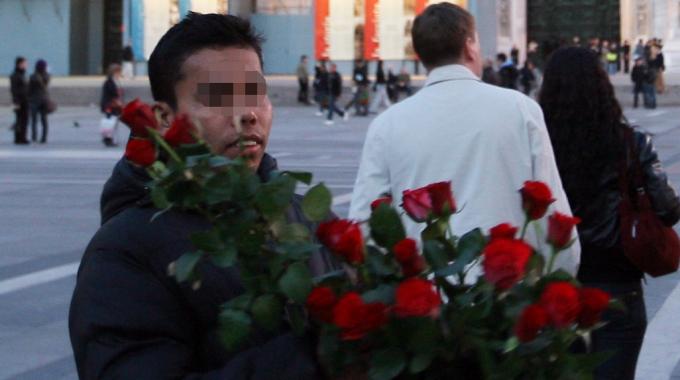 Genova, cittadino marocchino derubava i clienti fingendosi venditore di fiori. Il Tar: "Legittima l'espulsione dall'Italia"