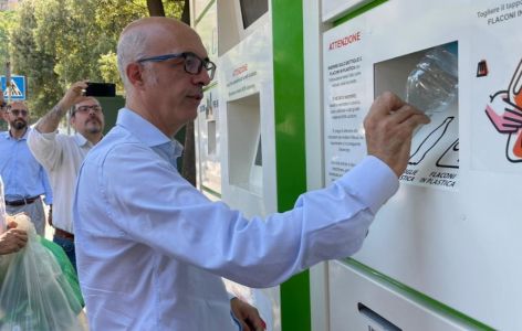 Genova, riciclare plastica e carta in cambio di buoni sconto: un nuovo eco-compattatore in piazzale Bligny