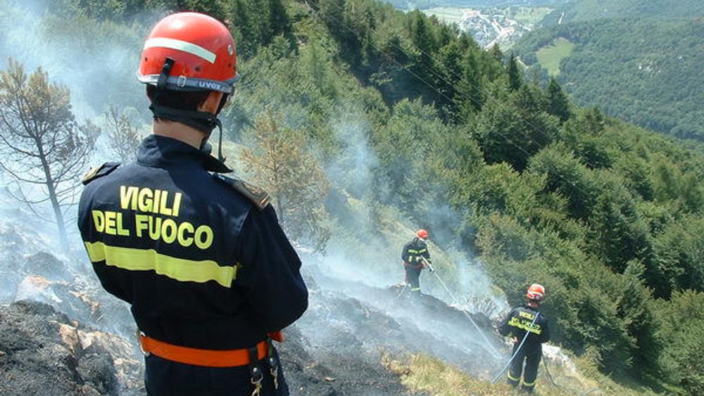 Casarza Ligure, fiamme sul monte: escursionisti salvati dalle fiamme: un ustionato