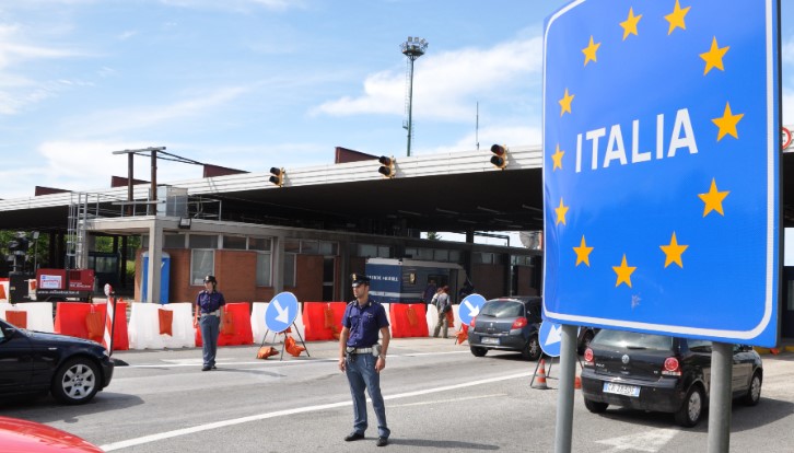 Ventimiglia, migranti nascosti nel bagagliaio di un'Opel Astra: arrestati i due conducenti
