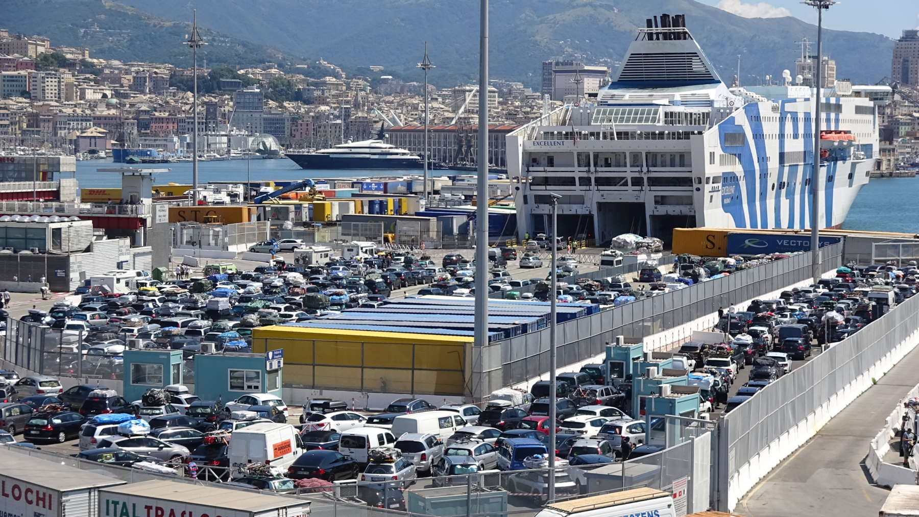 Genova, allargati i varchi portuali per sostenere l'assalto di turisti ai traghetti  