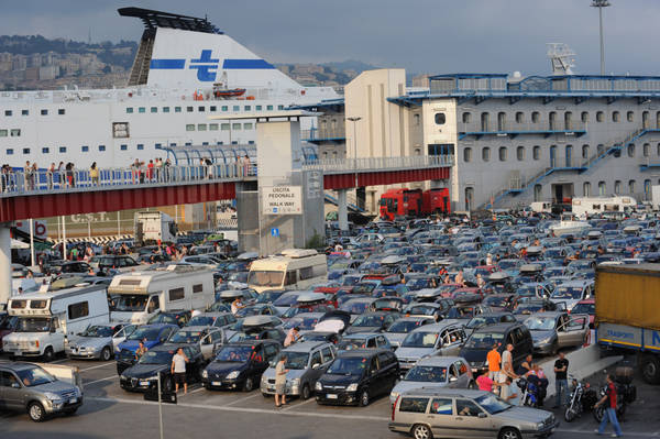Genova, grande afflusso dei vacanzieri al terminal traghetti e code in autostrada 