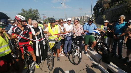 Genova, pista ciclabile di Corso Italia: un centinaio di appassionati per la pedalata inaugurale
