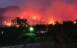Albenga, dopo una notte da incubo le fiamme avanzano ancora: 70 persone sfollate