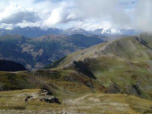 Limone Piemonte, frana sul Colle di Tenda: due famiglie liguri con bambini bloccate