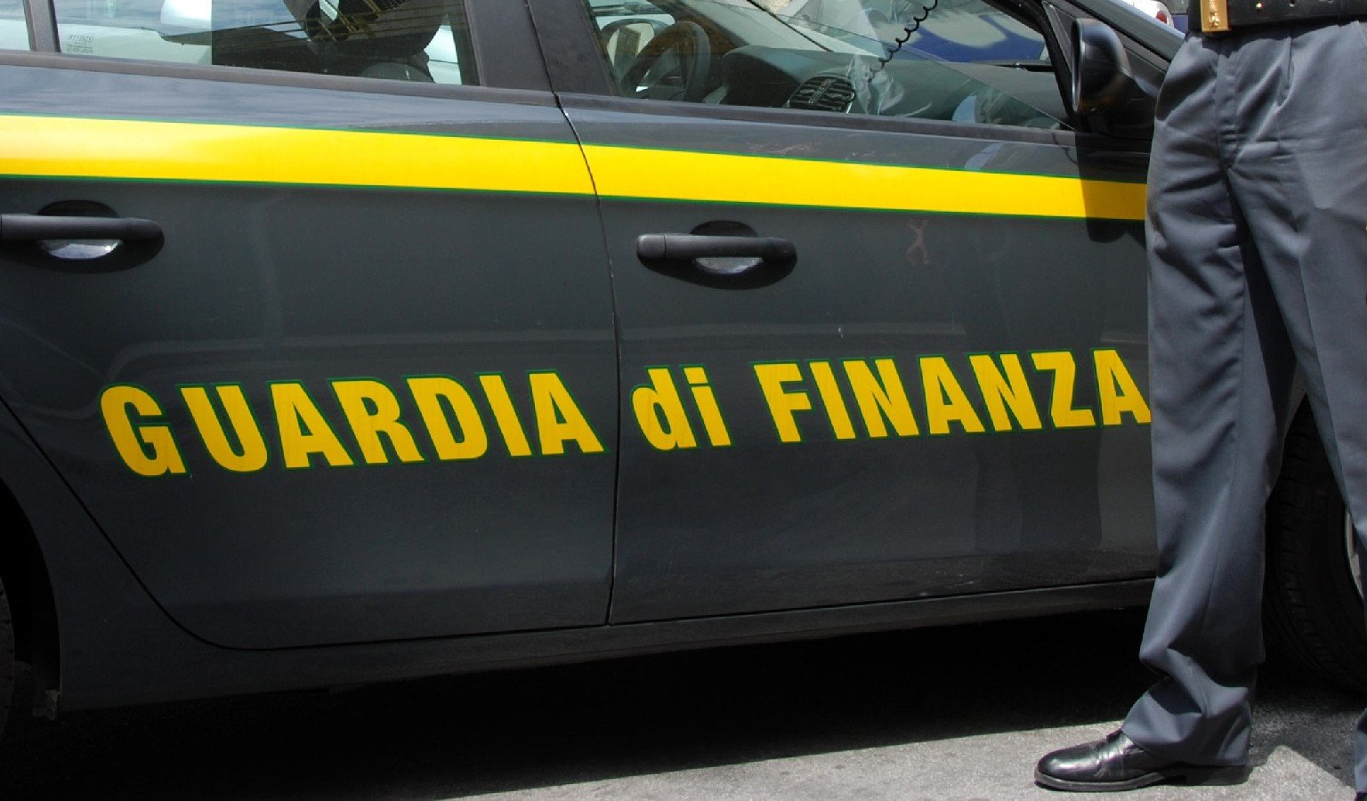 Savona, vendevano capi contraffatti: due denunce 