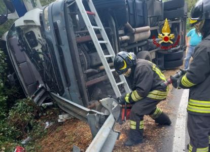Spezia, camion si ribalta e finisce oltre il guard rail 