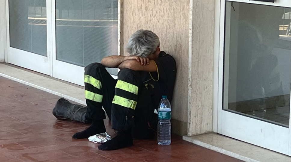 Albenga, vigili del fuoco stremati: "Scenario incredibile, il vento faceva ripartire subito le fiamme che avevamo appena spento"