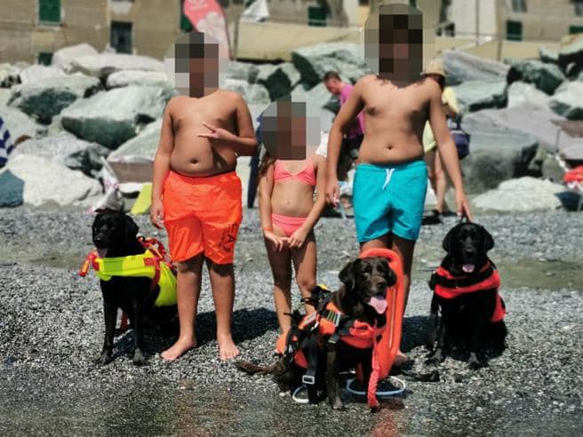 Genova, gommone con 3 bambini alla deriva davanti a Voltri: intervengono i cani da salvataggio